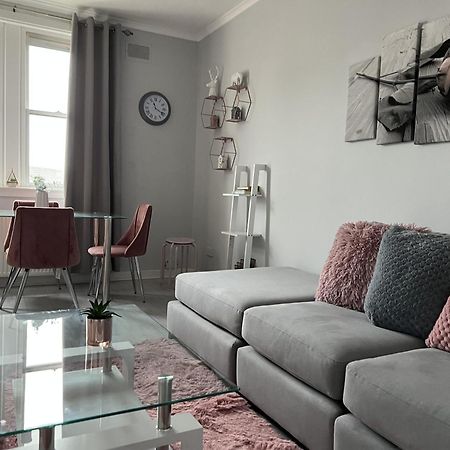 Captivating 2-Bed Apartment In Kirkcaldy Bagian luar foto